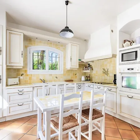 Villa De 180 M2 Avec Piscine A Saint-raphael Pour 10 Personnes